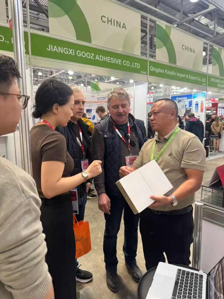 bingfa-steel-engineer-introducing-sandwich-panel-to-clients-at-mosbuild-exhibition