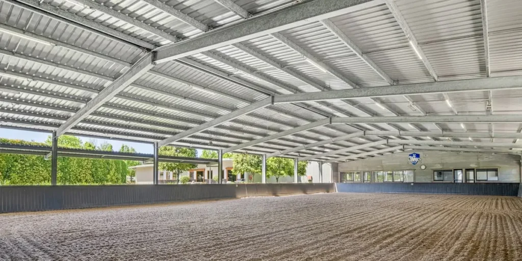 open-sided-steel-horse-arena-roof-structure-detail