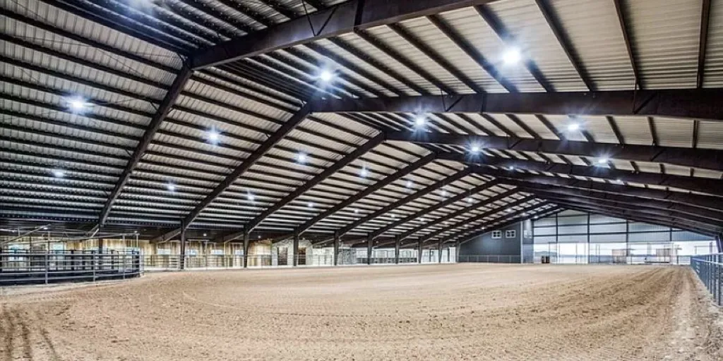 wide-span-prefabricated-steel-horse-riding-arena-interior
