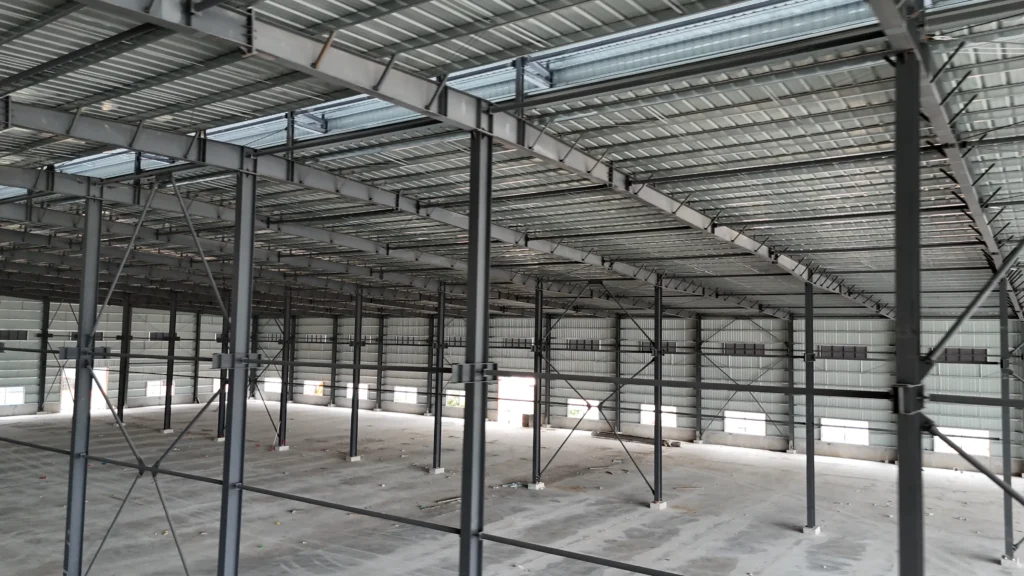 steel-structure-warehouse-roof-and-bracing-scaled
